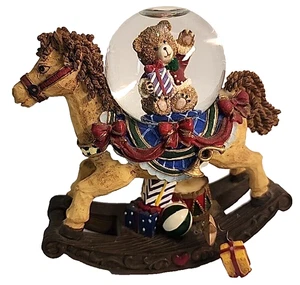 Mappamondo di neve cavallo a dondolo firmato Kirkland orsacchiotto decorazione natalizia figura 4" - Foto 1 di 12