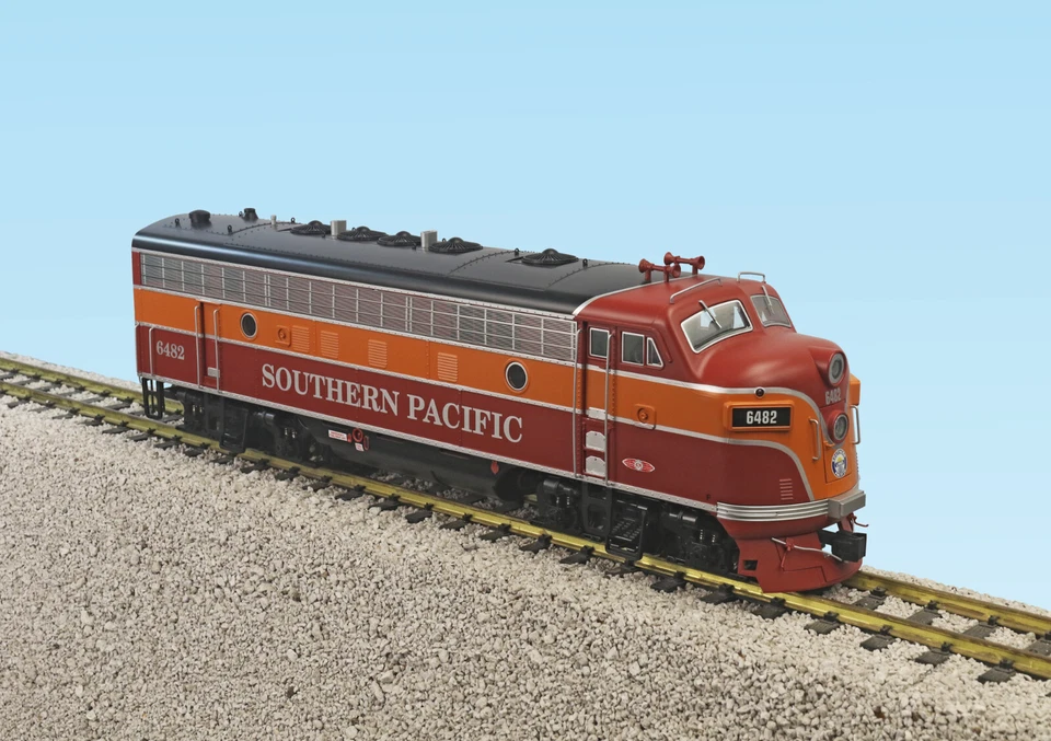 USA Trains G R22388 SOUTHERN PACIFIC F7 A UNIT DAYLIGHT Diesel Locomotive - Image 1 of 1