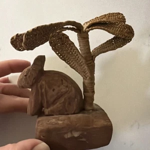 Handgewebte Naturfaser Kunst Skulptur Pflanze Figur Mini Holz Hase - Bild 1 von 9
