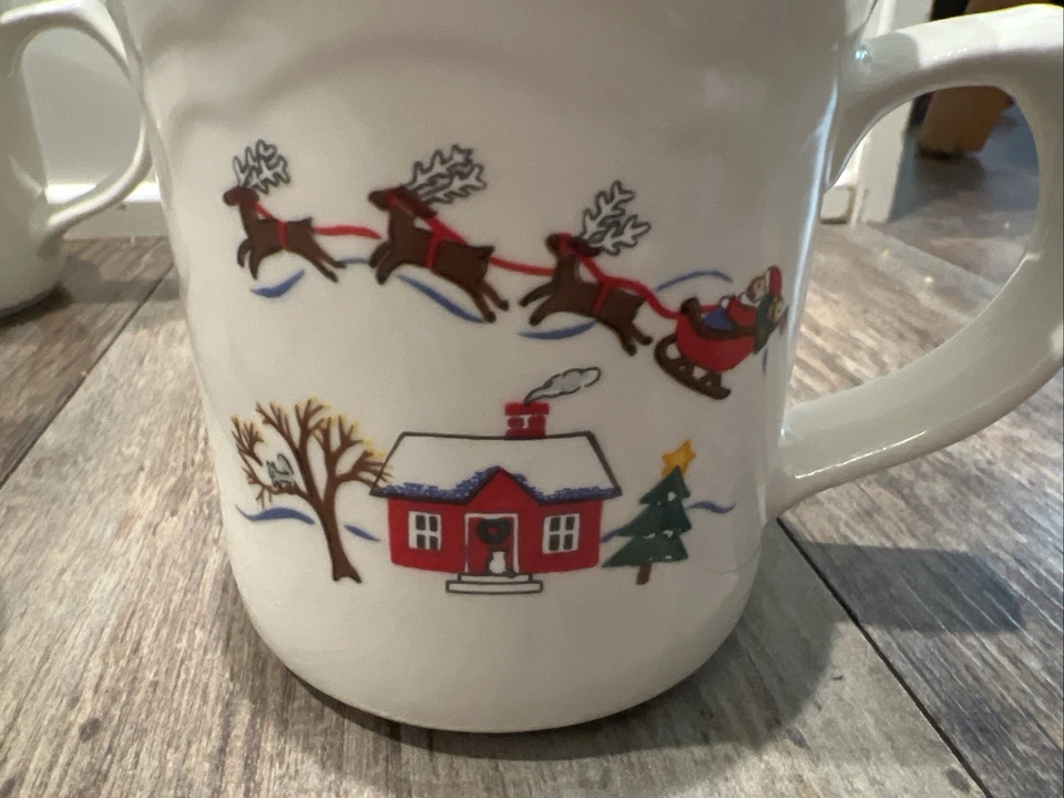 4 canecas de café Pfaltzgraff Snow Village 12 oz, Papai Noel com renas, crianças com trenó - Imagem 1 de 4