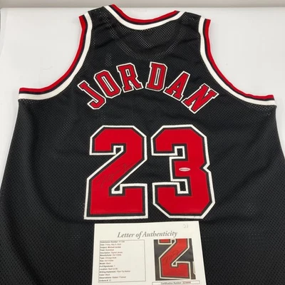 Camiseta deportiva firmada por Michael Jordan Chicago Bulls Nike corte profesional certificado de autenticidad JSA y cubierta superior UDA Foto 1 de 4