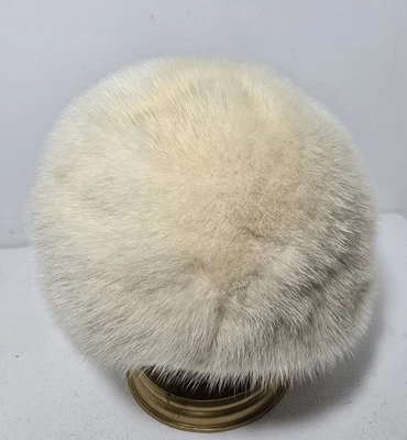 Sombrero de piel de visón vintage ovalado estilo cúpula habitación Jelleff's tonos marfil Foto 1 de 4