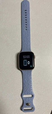 Apple Watch Series 4 44 毫米金色铝合金表壳带表带 (GPS) - — 第 1/4 张图片