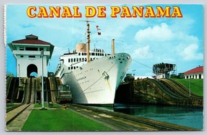 Postkarte Canal de Panama Ein großes Touristenschiff durch offene Tore - Bild 1 von 2