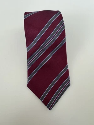Gravata masculina EGARA VERMELHA COM LISTRAS BRANCAS AZUIS CINZA 3 X 58 - Imagem 1 de 4