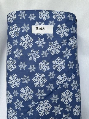 Copos de nieve blancos de Navidad en azul estampado grande poli/algodón 3 yardas X 60 pulgadas de ancho Foto 1 de 2