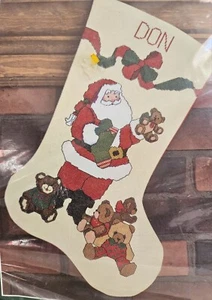 Kit de Medias de Navidad Punto de Cruz Bucilla #32420 - Papá Noel y Peluches - Imagen 1 de 5