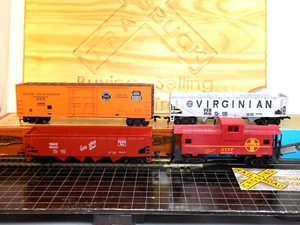 HO Set/4 50' Mech Reefer, 4-bay Hopper, 4-bay Hopper, WV Caboose (010833) - Picture 1 of 7