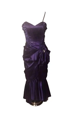 Hermoso vestido de amatista con correa de espagueti Foto 1 de 4