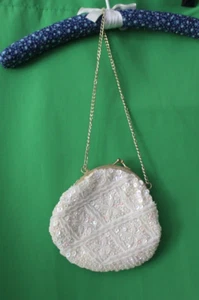 Bolso de noche vintage de lentejuelas blancas con cuentas con correa de cadena en tono dorado - Imagen 1 de 6