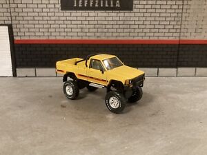 1984 Toyota Hilux Lifted 4x4 Truck 1/64 Diecast Customized Off Road Para 64