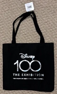 Disney 100 The Exhibition Tasche Nagelneu Mit Etikett SILBERFOLIE GEPRÄGT - Bild 1 von 3