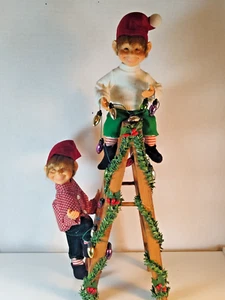 Celebrate It TREASURED DARLING Elfos en Escalera 15" Karen Didion Navidad LEER - Imagen 1 de 8