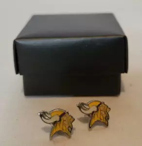 Juego de pendientes de poste plateado con logotipo de equipo de fútbol americano de los Minnesota Vikings de la NFL - Imagen 1 de 3
