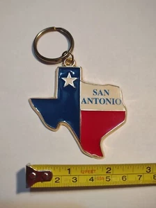 Llavero de metal esmaltado grande vintage SSI San Antonio Texas - Imagen 1 de 2