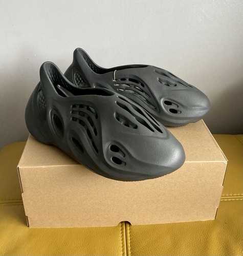 ?Nuovissime Adidas Yeezy Foam Runner grigio carbonio taglia UK 11?
