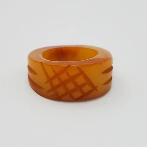 Vintage geschnitzter Butterscotch Bakelit Ring Größe 7 kreuz und quer schraffierend - Bild 1 von 7