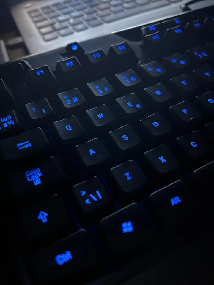 Teclado para juegos Logitech G110 retroiluminado LED, colores clave personalizables retroiluminados Foto 1 de 4