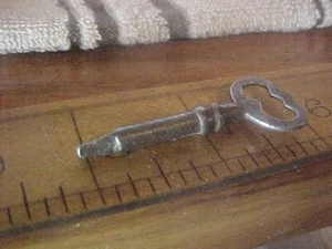 ANTIQUE TREADLE THREE SIDED TIP END SEWING MACHINE DRAWER KEY - Picture 1 of 3