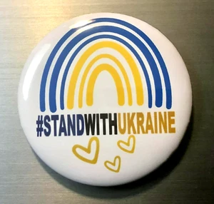 STÄNDER MIT UKRAINE PIN BUTTON 2,25" REGENBOGENHERZEN Antikriegsunterstützung Selenskyj USA - Bild 1 von 1