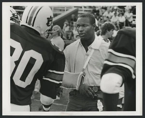 1984 Bo Jackson, "Auburn Star Sidelined with Injury" Unique Football Photo - Picture 1 of 2