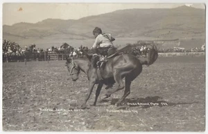 Rodeo Ashalnd, Oregon 1910 - FOTO REAL Vaquero en Bucking Horse - Postal antigua - Imagen 1 de 2