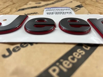 INSIGNIA GUARDABARROS EMBLEMA GRIS CON CONTORNO ROJO 18-2025 JEEP WRANGLER GLADIATOR OEM MOPAR Foto 1 de 4