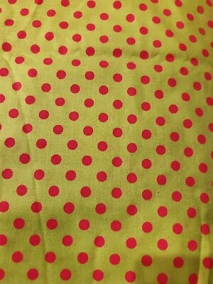 Lunares rojos en tela verde 100 % algodón por yarda Foto 1 de 4