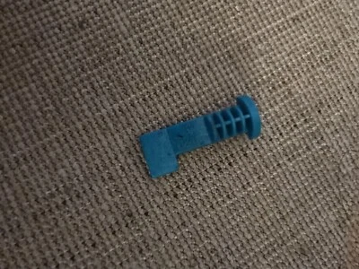 Dyson dc07 clutched version vacuum cleaner part - Pre Motor Filter Housing Clip - Image 1 of 4