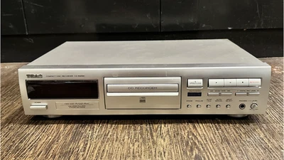 TEAC CD-RW880 COMPACT DISC RECORDER CD/CD-R/CD-RW Silver AC100V 50/60Hz 16W - Image 1 of 4