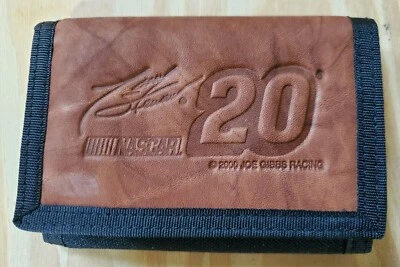 NASCAR - Tony Stewart #20 - Cartera triple plegable con panel frontal de cuero - por RICO Foto 1 de 3