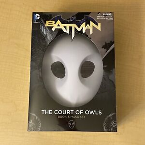 Batman: Dwór sów maska i zestaw książek autorstwa Scotta Snydera