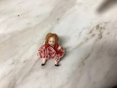 "Vestido rojo y blanco Shirley Temple de porcelana único en su clase para casa de muñecas" Foto 1 de 4