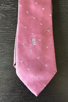 Corbata YVES SAINT LAURENT VINTAGE Para Hombre Toda Seda Rosa/Púrpura con Bordado Azul  Foto 1 de 4