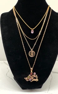 Konvolut 4 goldfarbene geschichtete Halsketten | Initialen 'A', Edelsteinakzente & Schmuckstein Hirsch - Bild 1 von 6