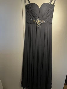 Trägerlos (Abi-)Ballkleid mit Pailletten - Bild 1 von 10