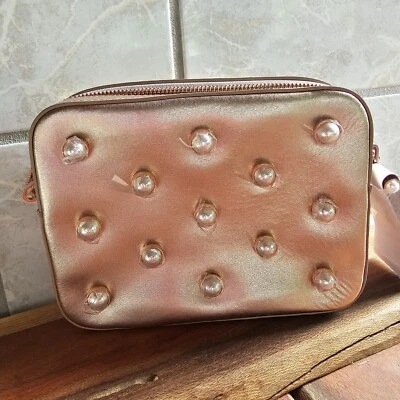 Ted Baker - ALESSIA - Bolso para cámara de cuero adornado con perlas - Oro rosa - Nuevo con etiquetas - $195 Foto 1 de 4