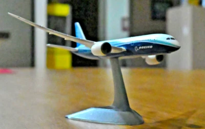 Herpa 1:500 Die-cast Boeing 787-8 Dreamliner - In Flight Configuration - Image 1 of 4