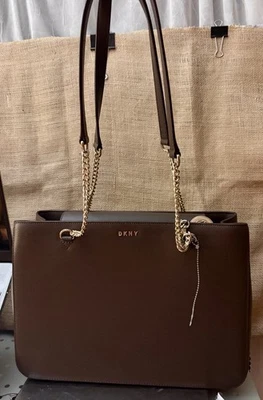 Bolsa grande marrom escuro com berloque dkny - Imagem 1 de 4