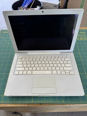 Apple MacBook 2009 2.13 GHz, 4GB RAM Wireless MC240LL/A (READ ) - Image 1 of 4