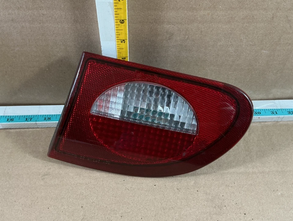 Chevrolet Cavalier 2000-2002 luz trasera montada en la tapa del maletero del lado derecho del pasajero Foto 1 de 4