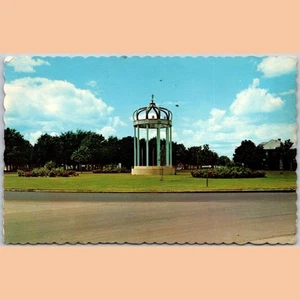 Postcard Trois-Rivieres Traffic Circle Quebec Canada 1970 - Picture 1 of 4