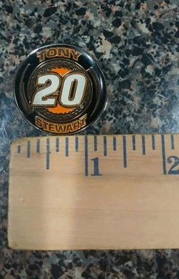 Prendedor de sombrero de metal esmaltado vintage Tony Stewart #20 NASCAR Joe Gibbs carreras deportes de motor Foto 1 de 2