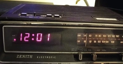 Radio Despertador Eléctrico Zenith R450W Funciona Vintage Rojo LCD Madera Grano Años 70 80 Foto 1 de 4