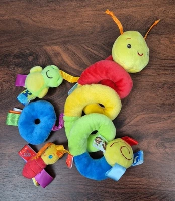 Taggies 10" Pelúcia Arco-íris Lagarta Bebê Brinquedo Sensorial Sapo Inseto Círculo Azul  - Imagem 1 de 4