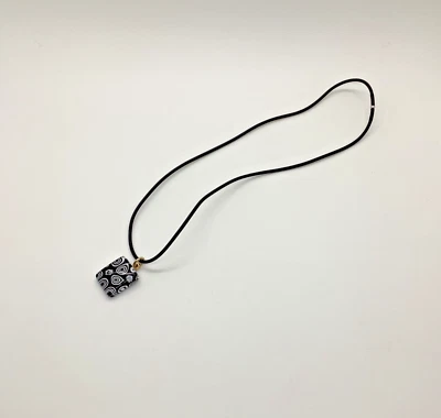 "Collar de 17"" con cordón de goma colgante de cristal millefiori negro/blanco de Murano N86" Foto 1 de 4