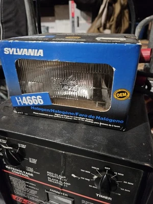 Bombilla halógena de haz sellado NOS Sylvania H4666 Foto 1 de 3