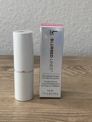 Lápiz labial suave antienvejecimiento IT Cosmetics líneas borrosas **Je Ne Sais Quoi** Foto 1 de 4