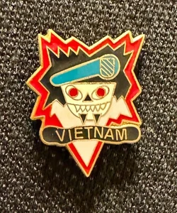 Vintage MILITARY PIN Vietnam Special Forces B3-2 - Picture 1 of 1