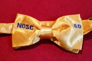 Pajarita NOSC Navy de los Estados Unidos - Pajarita de regalo militar ajustable para hombre - Vestido de cena dorado - Imagen 1 de 5